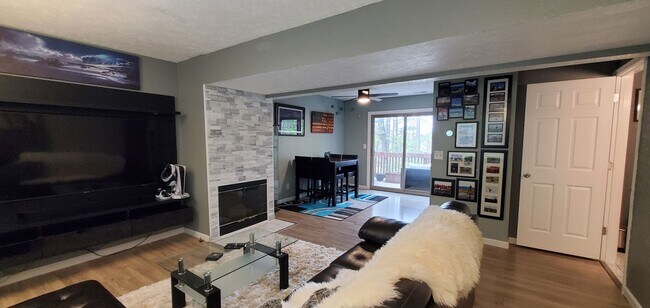 Foto del edificio - Maplewood Hills 2 Bedroom End Unit Townhome