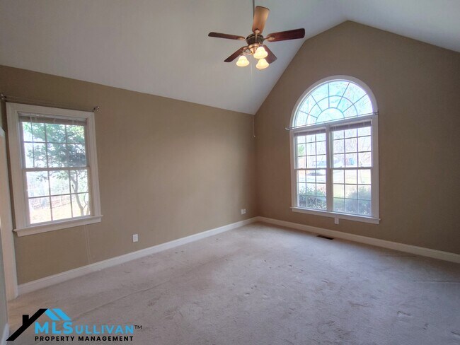 Foto del edificio - 279 Weaver Ridge Rd