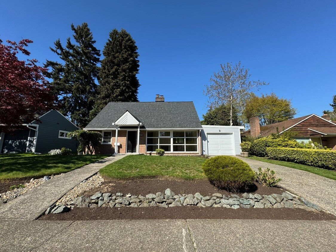 Primary Photo - Quiet 4 bed 1.5 bath home in Wedgwood neig...
