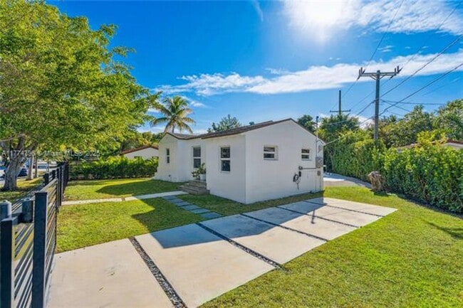 Building Photo - 990 SW 11th St