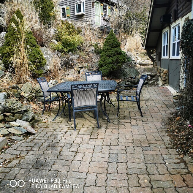 Foto del edificio - 4 Woodbine Ln