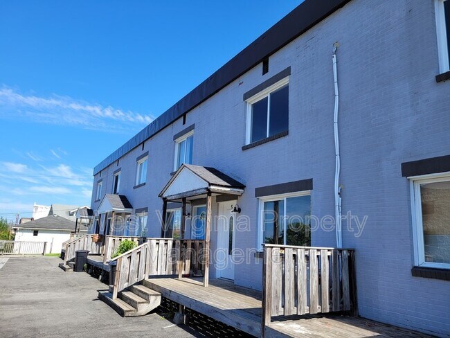 Foto del edificio - 200 Lewis St