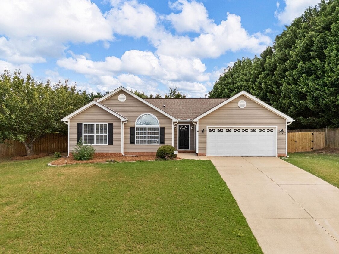 Primary Photo - Charming Single-Level 3 BR, 2 BA Home with...