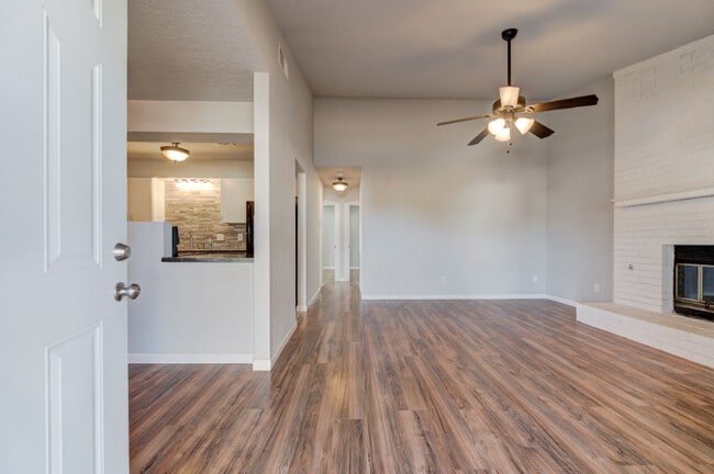 Building Photo - 812 Peregrine Dr