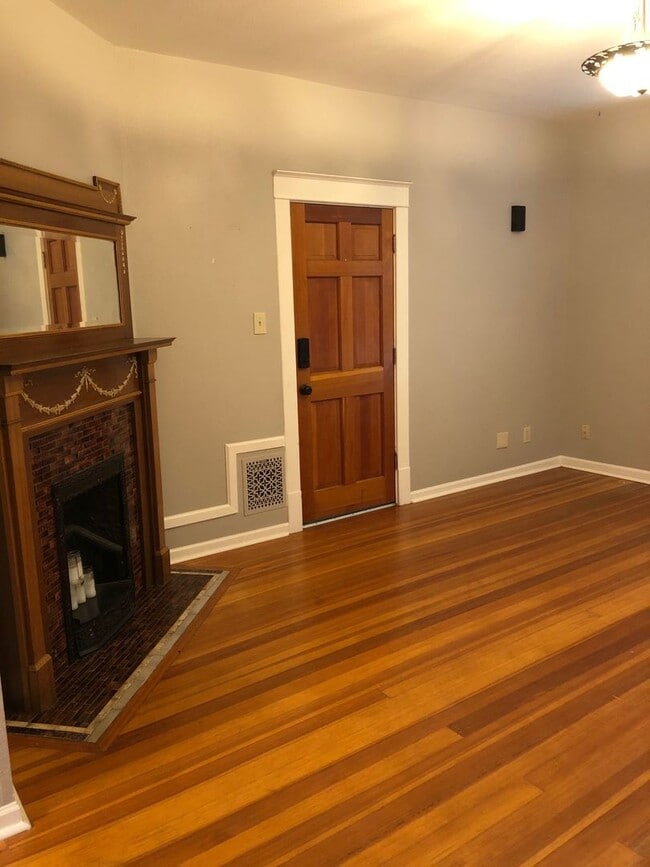 Foto del edificio - 217 E Oak St