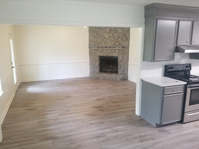 Building Photo - 203 bent creek circle south