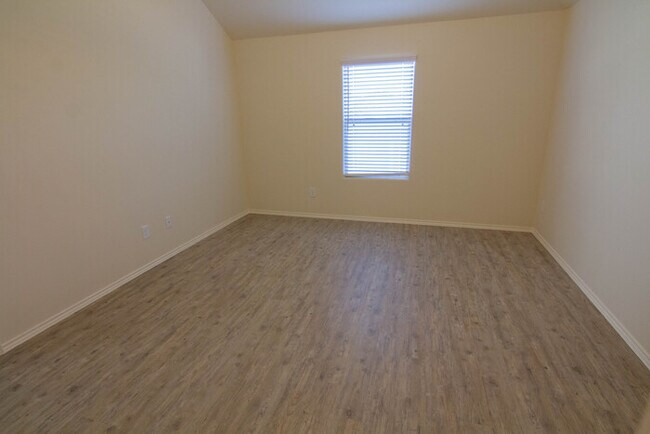 Foto del edificio - Oakwood Forest - 2021 Oakwood Forest Drive...