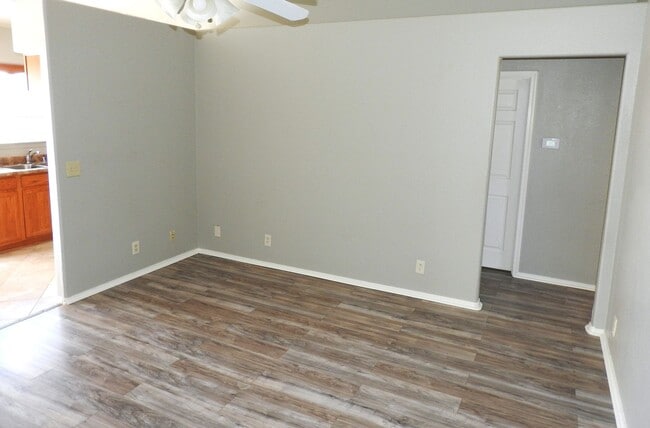 Building Photo - Country Living - 4+2 with 3 Car Garage!