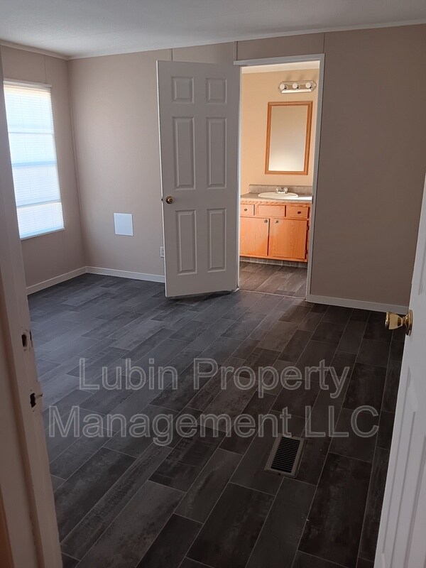 Foto del edificio - 72 Christopher Cir