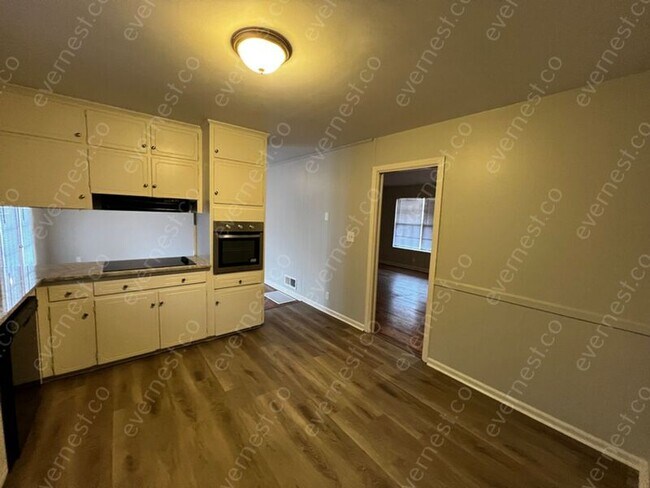 Foto del edificio - 1824 Maplecrest Ln