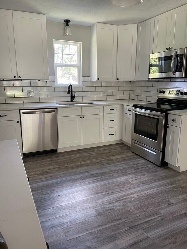 Building Photo - 2310 S Brentwood Blvd