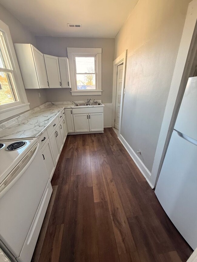 Building Photo - 504 Adams Ave