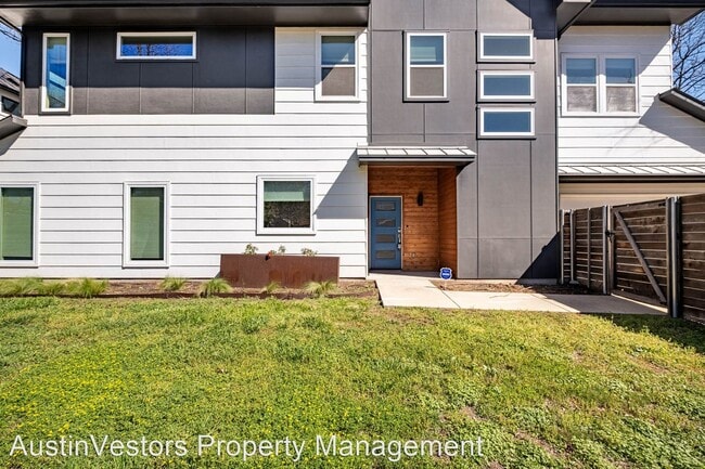 Building Photo - 3 br, 2.5 bath House - 2710 E 4th St