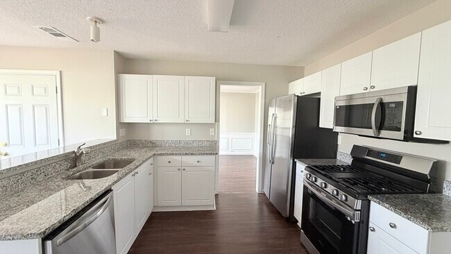 Foto del edificio - 4BR Home with High Ceilings & Main-Level Suite In Hillgrove District