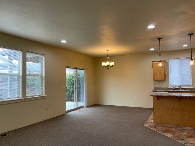 Building Photo - Beautiful 3 Bedroom 2.5 Bathroom w/Office or Bonus Room Located in Central Point