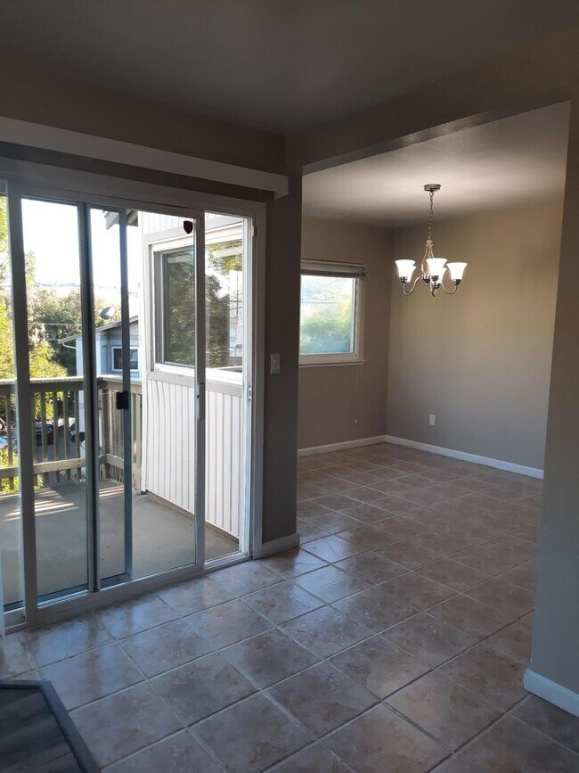 Building Photo - Beautifully maintained engineered wood flo...