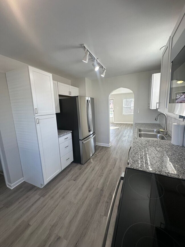 Building Photo - Charming 3 Bedroom In Central Columbus with Fenced in Yard