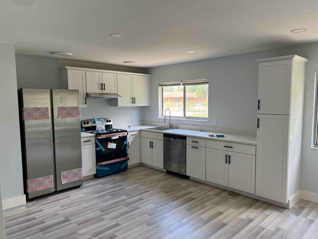 Building Photo - 465 SW Eastport Cir