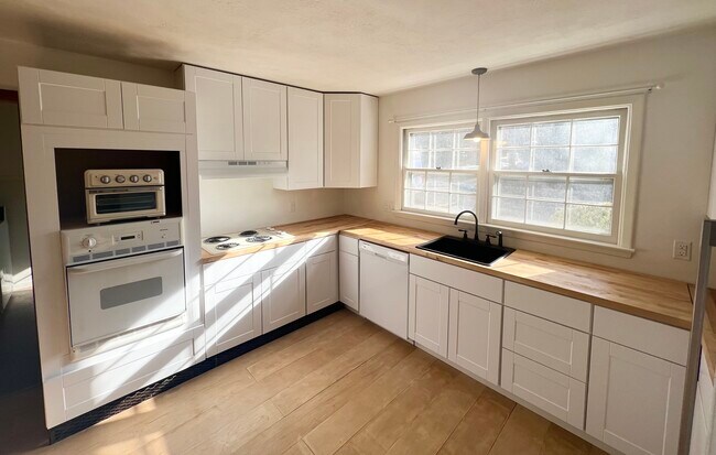 Building Photo - 250 Edgewood Dr