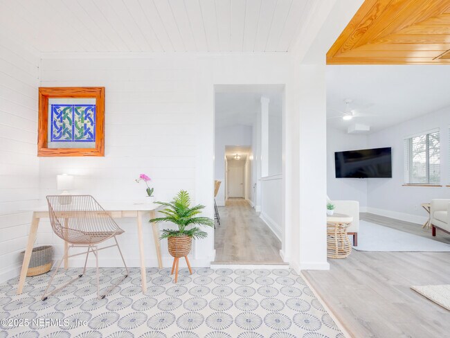Foto del edificio - 6472 Putnam St