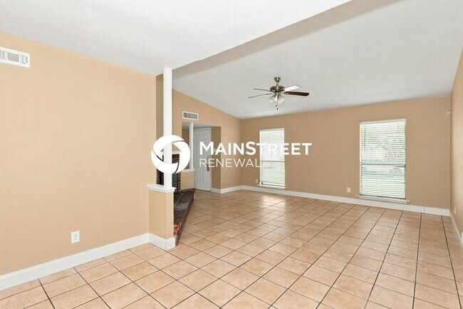 Foto del edificio - 3 Bedroom Pet-Friendly Home in Grand Prairie, TX with Main Street Renewal