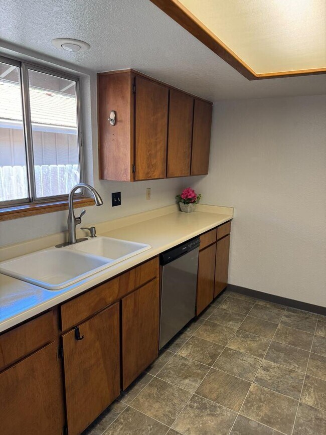 Foto del edificio - 300 Shafer Ln