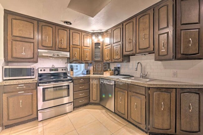 Building Photo - 462 E Haven Ave