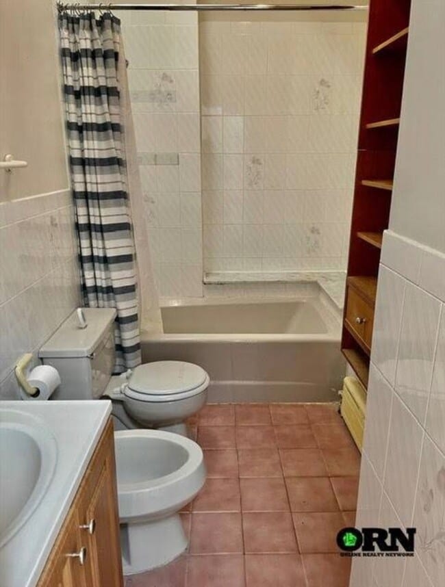 Foto del edificio - 59-83-83 Fresh Pond Rd