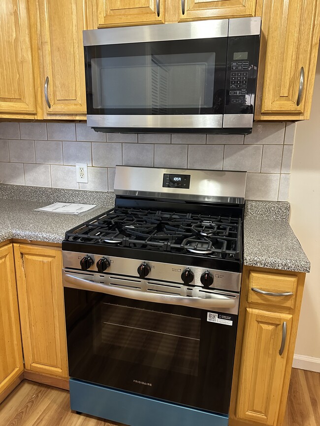 Stainless steel appliances - 99 Avenue E