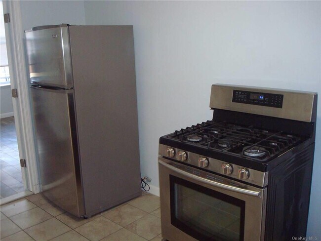 Building Photo - 914 Dumont Ave