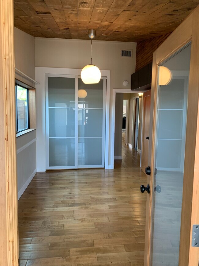 Habitación - 3205 W Alameda Ave