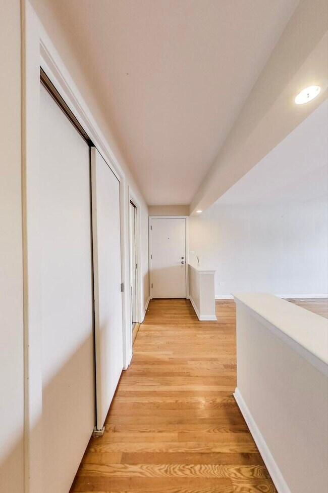 Foto del edificio - 5313 W Devon Ave