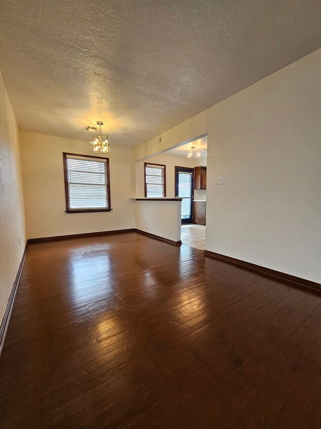Building Photo - (3) Bed/(1) Bath Close to Campus Avail NOW!!