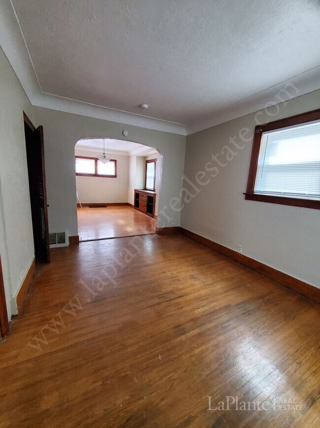 Foto del edificio - Welcome to this charming 4-bedroom, 1-bath...