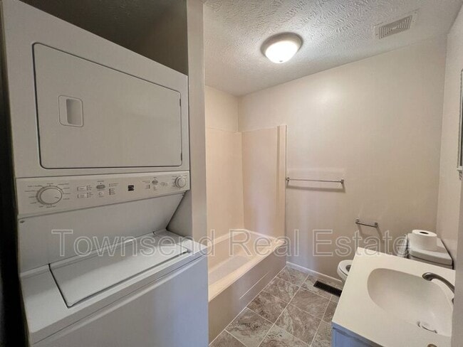 Building Photo - 914 Emory Ct