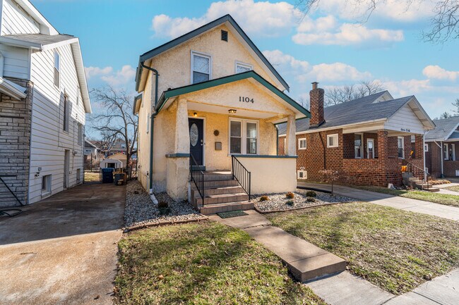 Building Photo - 1104 Yale Ave