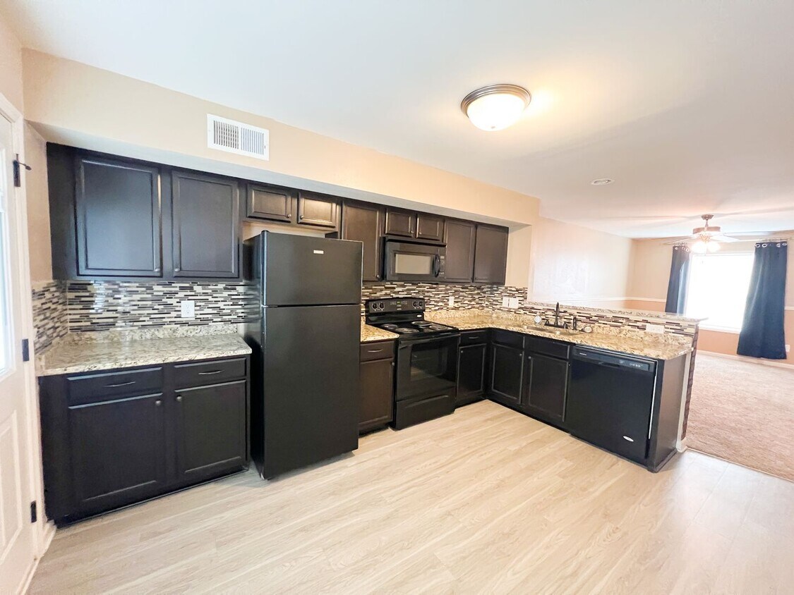 Foto del edificio - 2 Bedroom 1.5 Bathroom Townhome!!!