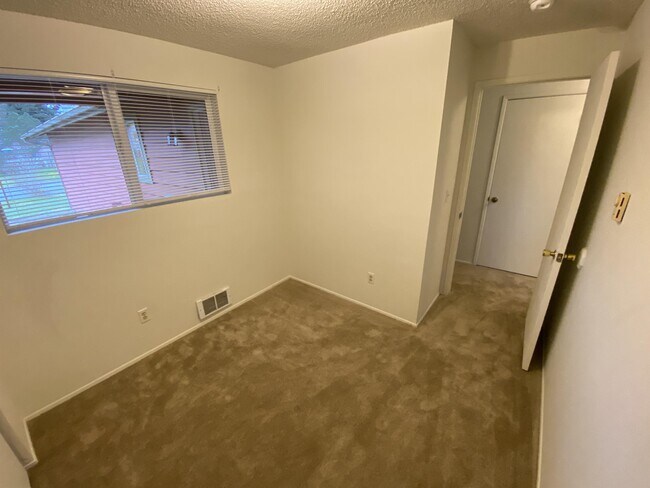 Building Photo - 507 97th Dr NE