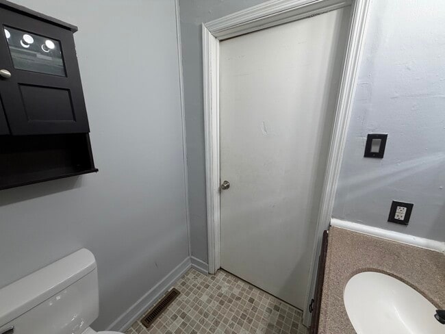 Foto del edificio - 115 Conron-E