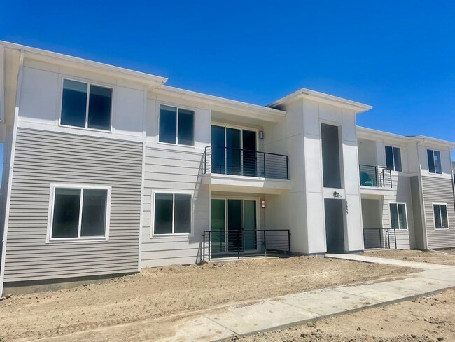 Building Photo - MODERN LUXURY 2BD/2BA/2CAR CONDO in Briargate