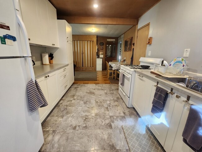 Building Photo - SKI LEASE: Close to Bus Line, Full Kitchen, 2 Living Areas