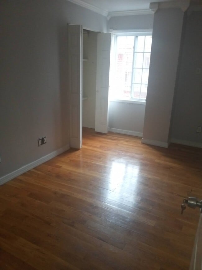Foto del edificio - 1496 E 95th St