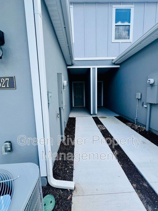 Foto del edificio - 827 Rivertree Pl