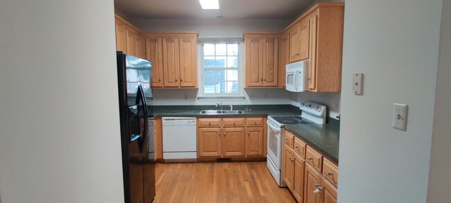 Building Photo - 3 bedroom home with covered porch and rear...