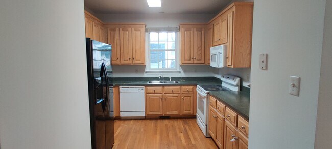 Foto del edificio - 3 bedroom home with covered porch and rear...