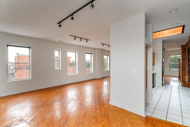 Foto del edificio - 79 Parsons Ave