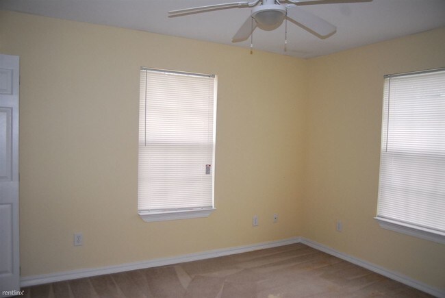 Building Photo - 3 br, 2 bath Triplex - 8700 Spring Ave Apt B