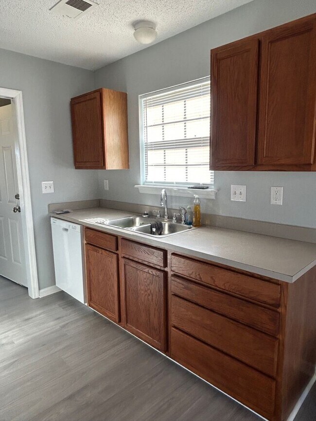 Foto del edificio - Charming 3BR /2BA  Home with many upgrades...