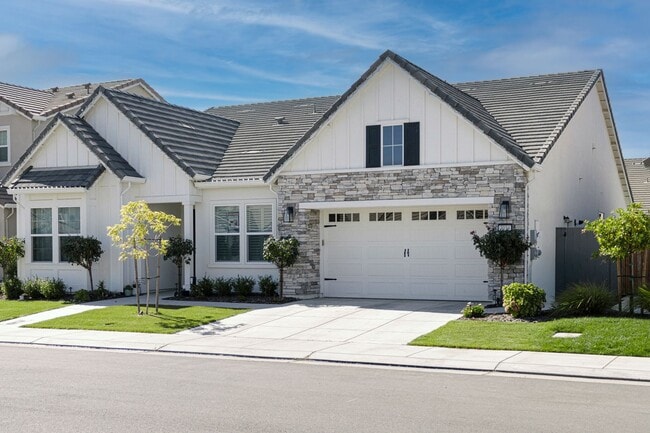 Building Photo - High-End 4 Bedroom Home with Solar