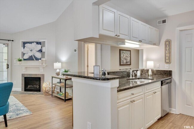 Building Photo - 1008 F Kingwood Drive, Chapel Hill, NC  27517